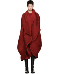 Женское красное пальто от Issey Miyake