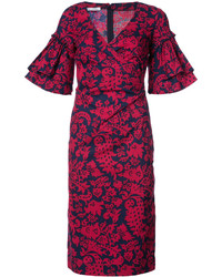 Красное платье из парчи с рюшами от Oscar de la Renta