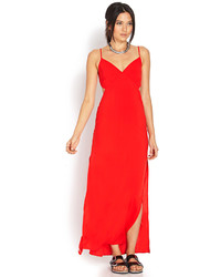 Красное платье-макси с вырезом