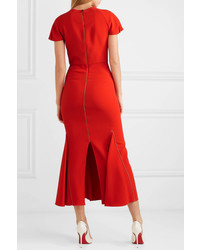 Красное платье-миди с рюшами от Roland Mouret