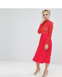 Красное платье-миди со складками