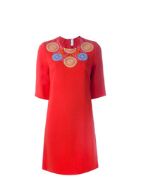 Красное платье прямого кроя с вышивкой от Peter Pilotto