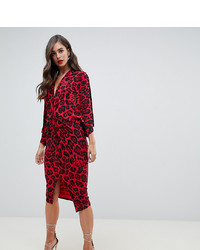 Красное платье прямого кроя с леопардовым принтом