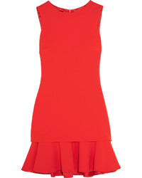 Красное платье прямого кроя с рюшами