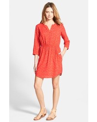 Красное платье-рубашка с принтом