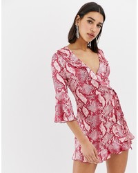 Красное платье с запахом со змеиным рисунком