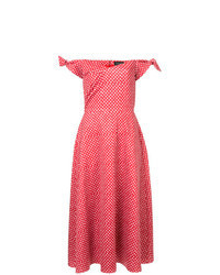Красное платье с открытыми плечами в горошек