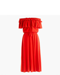 Красное платье с открытыми плечами с рюшами