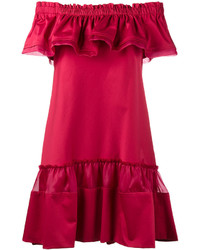 Красное платье с открытыми плечами с рюшами от Alberta Ferretti