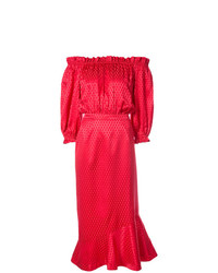 Красное платье с открытыми плечами с рюшами от Saloni
