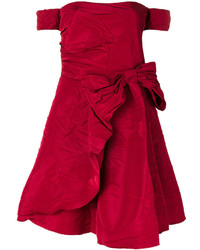 Красное платье с открытыми плечами от RED Valentino