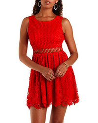 Красное платье с плиссированной юбкой крючком