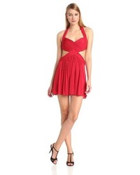 Красное платье с плиссированной юбкой с вырезом
