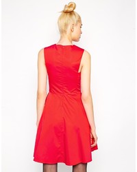 Красное платье с плиссированной юбкой с вырезом от Love Moschino