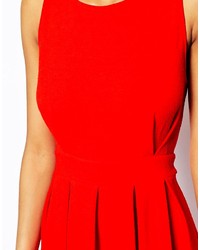 Красное платье с плиссированной юбкой с вырезом от TFNC