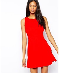 Красное платье с плиссированной юбкой с вырезом от TFNC