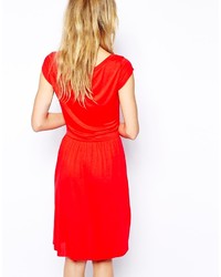 Красное платье с плиссированной юбкой от Vila