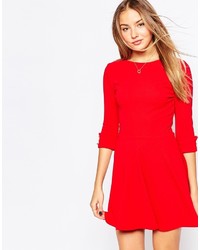 Красное платье с плиссированной юбкой от Club L