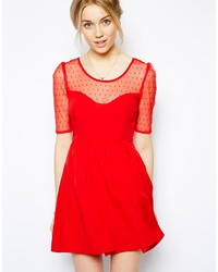 Красное платье с плиссированной юбкой от Jarlo