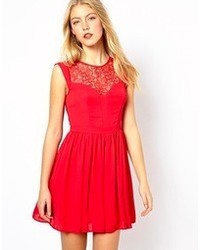 Красное платье с плиссированной юбкой от Oasis