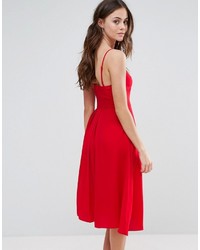 Красное платье с плиссированной юбкой от Boohoo