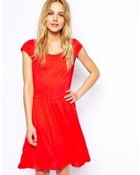 Красное платье с плиссированной юбкой от Vila