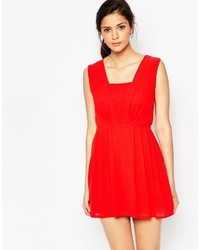Красное платье с плиссированной юбкой от Wal G