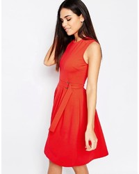 Красное платье с плиссированной юбкой от Warehouse