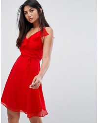 Красное платье с плиссированной юбкой