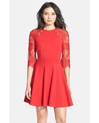 Красное платье с пышной юбкой