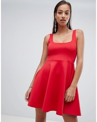 Красное платье с пышной юбкой от PrettyLittleThing