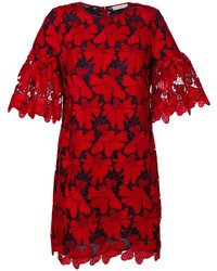 Красное платье с рельефным рисунком от Tory Burch