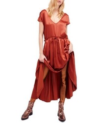 Красное сатиновое платье-макси