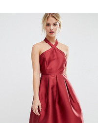 Красное сатиновое платье с пышной юбкой