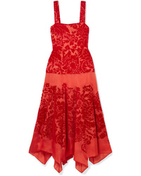Красное шелковое платье-миди с цветочным принтом от Rosie Assoulin