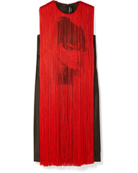 Красное шелковое платье прямого кроя c бахромой