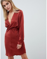 Красное шелковое платье прямого кроя от PrettyLittleThing