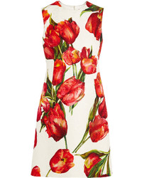 Красное шелковое платье с цветочным принтом
