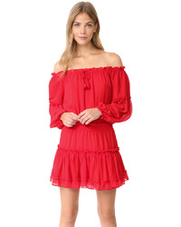 Красное шифоновое платье с открытыми плечами