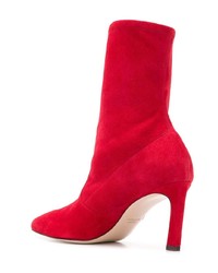 Красные замшевые ботильоны от Stuart Weitzman