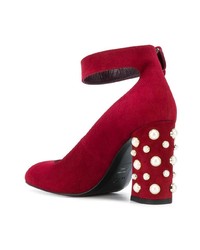 Красные замшевые туфли с украшением от Stuart Weitzman