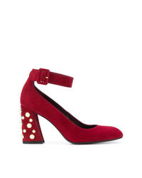 Красные замшевые туфли с украшением от Stuart Weitzman