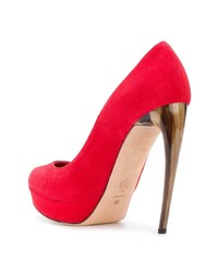 Красные замшевые туфли от Alexander McQueen
