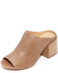 Красные кожаные сабо от Maison Margiela