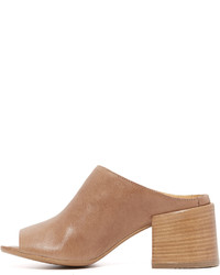 Красные кожаные сабо от Maison Margiela