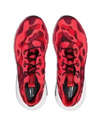 Мужские красные кроссовки с камуфляжным принтом от adidas