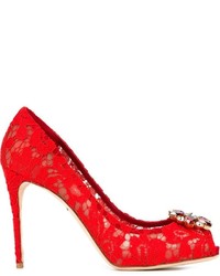 Красные кружевные туфли с украшением