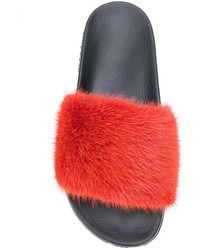 Красные меховые сандалии на плоской подошве от Givenchy