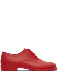 Красные резиновые туфли дерби
