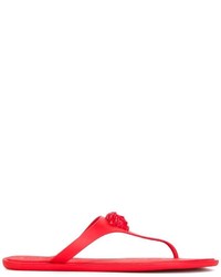 Красные сандалии на плоской подошве от Versace